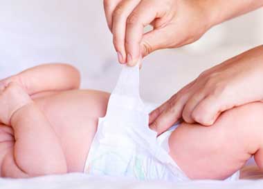 کاهش دریافت شیر مادر، عامل مهم دفع ادرار قرمز رنگ در نوزادان